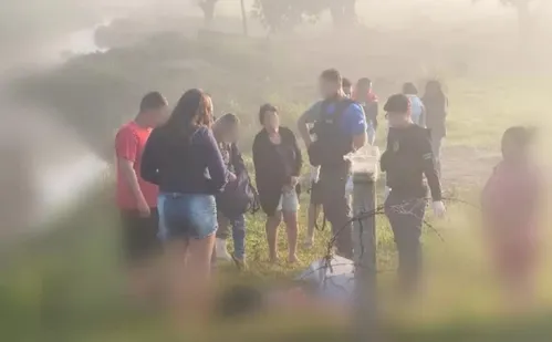 
          Imagem ilustrativa da imagem Motociclista morre após cair em rio no ES; mulher e filha presenciaram acidente
          