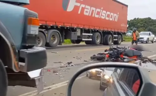 
          Imagem ilustrativa da imagem Motociclista morre em acidente com caminhão na BR-101 em Linhares
          
