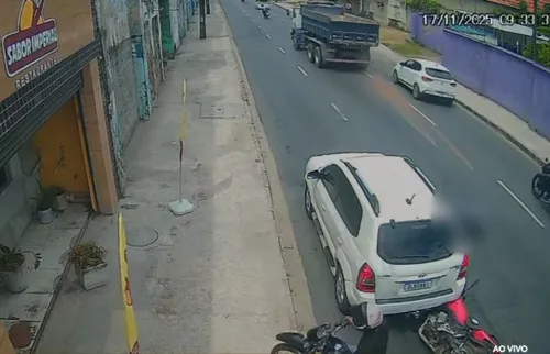 
          Imagem ilustrativa da imagem Motociclista por aplicativo morre atropelado após queda na Rua Imperial, no Recife
          