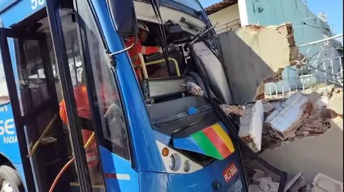 
          Imagem ilustrativa da imagem VÍDEO: Motorista de ônibus fica ferido após tentativa de assalto em Boa Viagem
          
