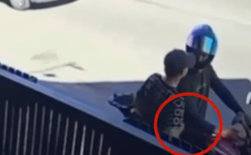 
          Imagem ilustrativa da imagem Mototaxista é rendido e assaltado enquanto trabalhava em Vila Velha
          