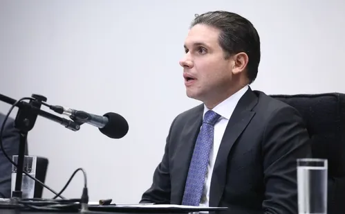 
          Imagem ilustrativa da imagem Motta diz que pretende votar em maio a PEC que acaba com a jornada 6x1
          