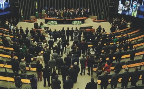 
          Imagem ilustrativa da imagem Mudanças no IR: Empresas vão acelerar distribuição de lucros
          