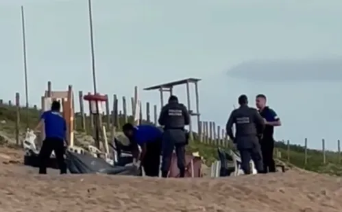 
          Imagem ilustrativa da imagem Mulher é encontrada morta em praia no Norte de ES
          