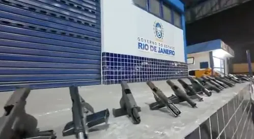 
          Imagem ilustrativa da imagem Mulher é presa com 30 pistolas que seriam entregues ao Comando Vermelho no Complexo do Alemão
          