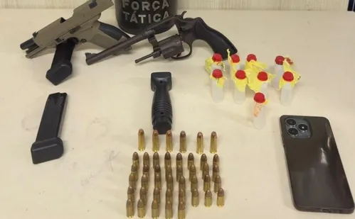 
          Imagem ilustrativa da imagem Jovem é presa com armas e drogas perto de distribuidora em Vila Velha
          