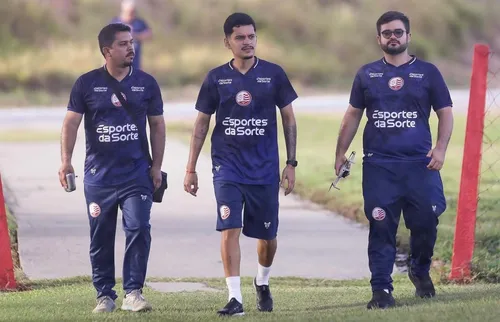 
          Imagem ilustrativa da imagem Náutico reformula comissão técnica e anuncia ex-meia Robinho como auxiliar
          