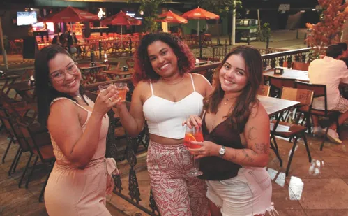 
          Imagem ilustrativa da imagem Noitada sem fim: jovens mantêm viva a tradição de curtir a noite
          