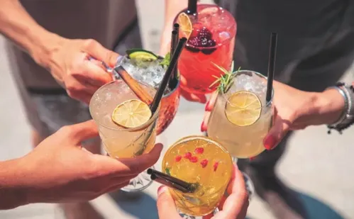 
          Imagem ilustrativa da imagem Noitada sem fim: jovens mantêm viva a tradição de curtir a noite
          