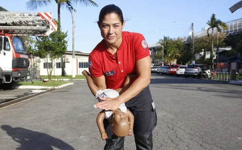 
          Imagem ilustrativa da imagem Nova manobra aumenta chance de salvar vidas; saiba como fazer
          