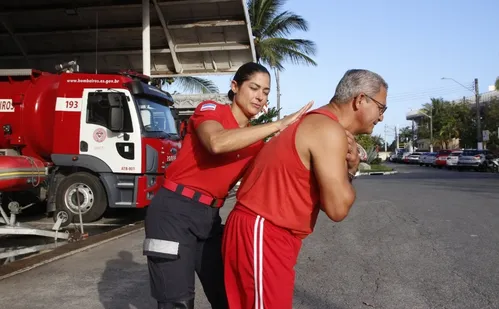 
          Imagem ilustrativa da imagem Nova manobra aumenta chance de salvar vidas; saiba como fazer
          