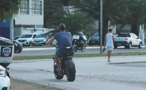 
          Imagem ilustrativa da imagem Novas regras para ciclomotores já estão valendo; entenda o que mudou
          