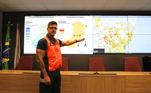 
          Imagem ilustrativa da imagem Novos alertas de chuvas e alagamentos até sábado
          