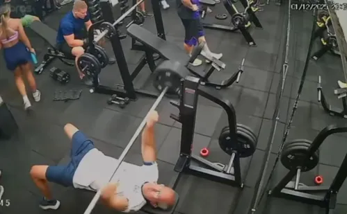 
          Imagem ilustrativa da imagem O que é a 'pegada suicida', exercício com supino que matou homem em academia
          