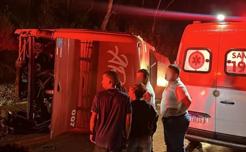 
          Imagem ilustrativa da imagem Ônibus de turismo tomba e deixa dois mortos na BR 262 em Ibatiba
          