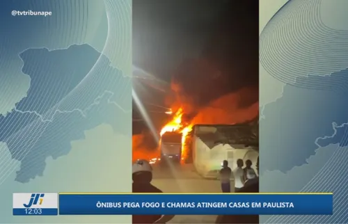 
          Imagem ilustrativa da imagem Ônibus pega fogo em Paulista, destrói imóveis e mobiliza Defesa Civil
          