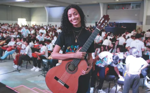 
          Imagem ilustrativa da imagem Orquestra de violões revela talentos da rede pública
          