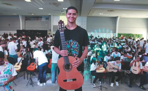 
          Imagem ilustrativa da imagem Orquestra de violões revela talentos da rede pública
          