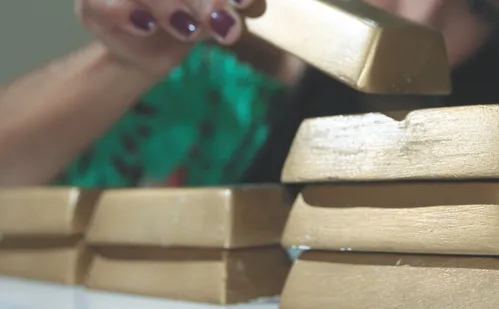 
          Imagem ilustrativa da imagem Ouro bate recorde e chega a R$ 800 o grama no Brasil
          