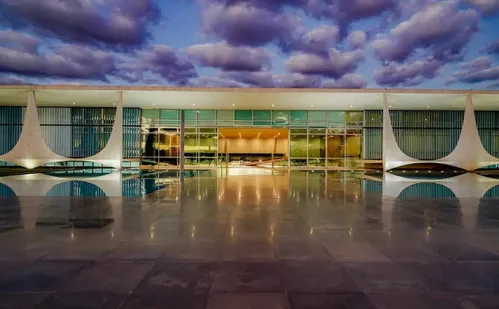 
          Imagem ilustrativa da imagem PF acha documentos no Alvorada e pede para interrogar Bolsonaro
          