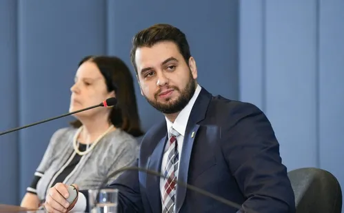 
          Imagem ilustrativa da imagem PF prende Filipe Martins, ex-assessor de Bolsonaro, após ordem de Moraes
          