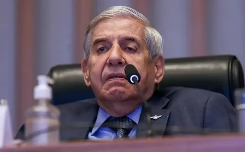 
          Imagem ilustrativa da imagem PGR é a favor de prisão domiciliar humanitária para general Heleno
          