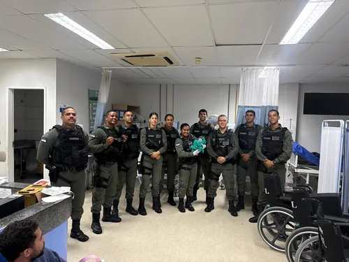 
          Imagem ilustrativa da imagem PMs ajudam passageira de aplicativo em trabalho de parto na Várzea
          