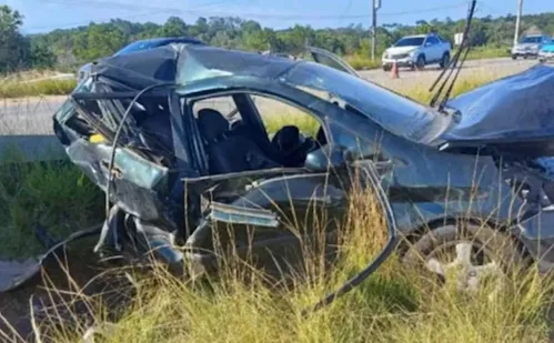 
          Imagem ilustrativa da imagem Pai e filha de 8 anos ficam gravemente feridos após acidente na Rodovia do Sol
          