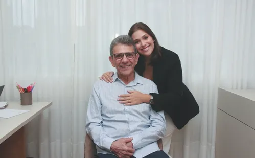 
          Imagem ilustrativa da imagem Pai supera sequelas de dois AVCs e leva filha ao altar
          