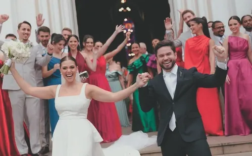 
          Imagem ilustrativa da imagem Pai supera sequelas de dois AVCs e leva filha ao altar
          