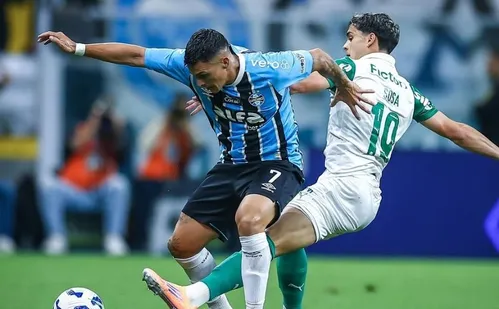 
          Imagem ilustrativa da imagem Palmeiras toma a virada, perde para Grêmio e título fica quase impossível
          