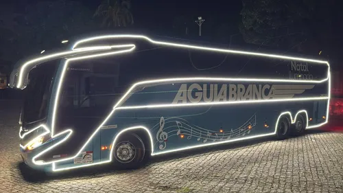 
          Imagem ilustrativa da imagem Papai Noel chega de ônibus iluminado em ação solidária da Águia Branca
          