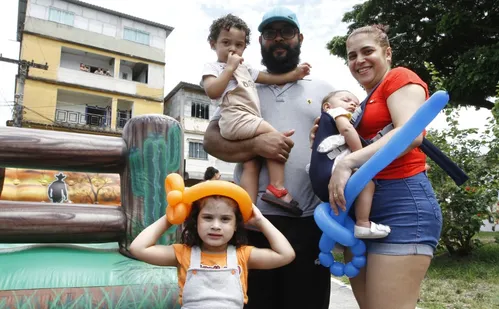 
          Imagem ilustrativa da imagem Papai Noel radical chega de helicóptero em Cariacica
          