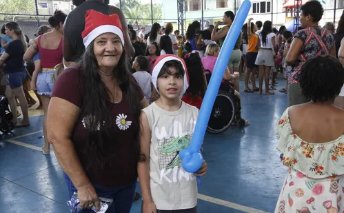 
          Imagem ilustrativa da imagem Papai Noel radical chega de helicóptero em Cariacica
          