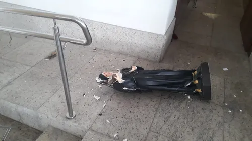 
          Imagem ilustrativa da imagem Polícia pede ajuda para identificar mulher que vandalizou paróquia em Vitória
          