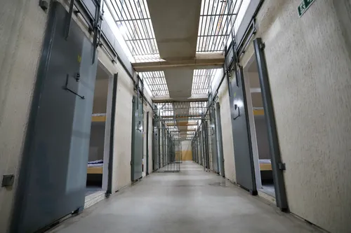 
          Imagem ilustrativa da imagem Pernambuco nomeia 300 novos policiais penais para atuação no sistema prisional
          