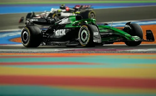 
          Imagem ilustrativa da imagem Piastri larga na frente na penúltima prova no ano
          