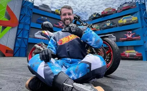 
          Imagem ilustrativa da imagem Piloto de motocicleta morre durante apresentação no Beto Carrero World
          