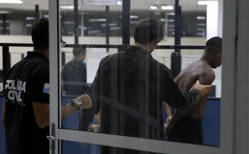 
          Imagem ilustrativa da imagem Polícia do Rio cumpriu 20 dos 100 mandados de prisão da Operação Contenção
          