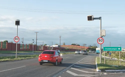 
          Imagem ilustrativa da imagem Polícia flagra carro a 142 km/hora na BR-101
          