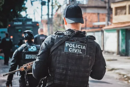 
          Imagem ilustrativa da imagem Polícia prende 12 integrantes do ‘núcleo operacional’ do Comando Vermelho na zona norte do Rio
          