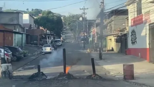 
          Imagem ilustrativa da imagem Polícia prende ‘Mentor de Barricadas’ em operação contra estrutura financeira do CV
          