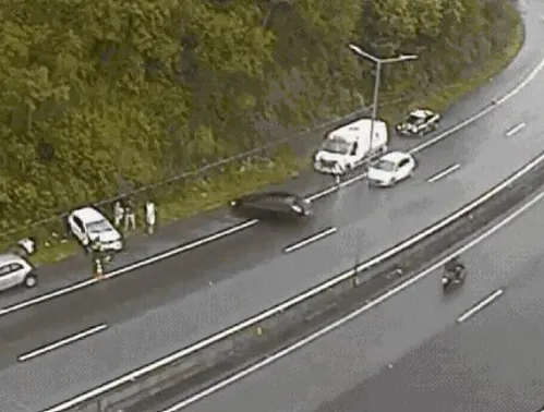 
          Imagem ilustrativa da imagem Policial atropelado enquanto atendia vítimas em rodovia de SC: ‘Foi um segundo nascimento’
          