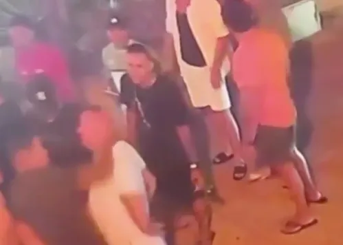 
          Imagem ilustrativa da imagem Policial militar de folga é morto a tiros durante briga em barraca de praia em Fortaleza
          