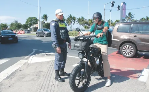 
          Imagem ilustrativa da imagem Policial tira dúvidas sobre novas regras para motos e bikes elétricas
          