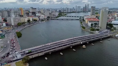 
          Imagem ilustrativa da imagem Ponte Giratória já está aberta ao trânsito no Bairro do Recife
          