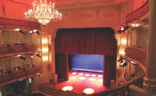 
          Imagem ilustrativa da imagem Por dentro do novo Teatro Carlos Gomes
          