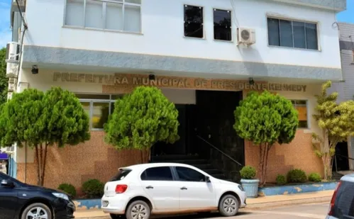 
          Imagem ilustrativa da imagem Prefeitura anuncia abono de R$ 4 mil e tíquete dobrado para servidores no ES
          