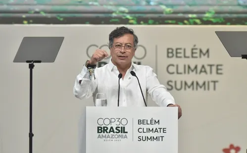 
          Imagem ilustrativa da imagem Presidente colombiano ataca ausência dos EUA e chama Trump de inimigo da humanidade
          