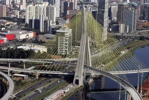 
          Imagem ilustrativa da imagem Proteção de avenida perfura carro em acidente na Zona Sul em SP
          